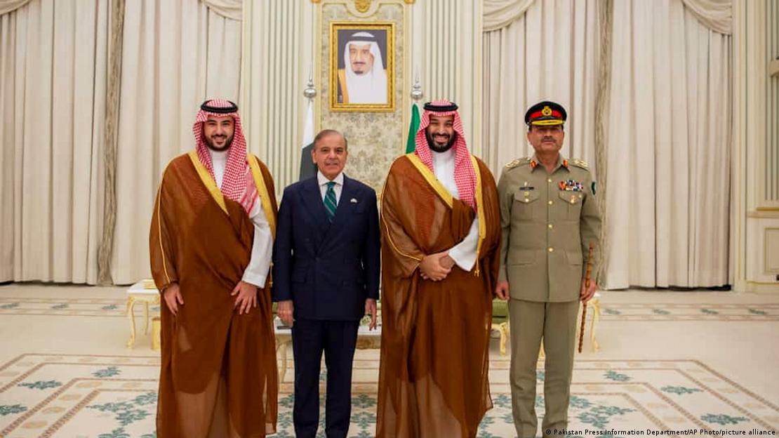 17 ستمبر 2025 کو ریاض میں پاکستان اور سعودی عرب کے درمیان باہمی دفاعی معاہدے پر دستخط کے بعد سعودی ولی عہد محمد بن سلمان، سعودی وزیرِ دفاع خالد بن سلمان، پاکستان کے وزیرِاعظم شہباز شریف اور پاک فوج کے سربراہ فیلڈ مارشل عاصم منیر 17 ستمبر 2025 کو ریاض میں پاکستان اور سعودی عرب کے درمیان باہمی دفاعی معاہدے پر دستخط کے بعد سعودی ولی عہد محمد بن سلمان، سعودی وزیرِ دفاع خالد بن سلمان، پاکستان کے وزیرِاعظم شہباز شریف اور پاک فوج کے سربراہ فیلڈ مارشل عاصم منیر