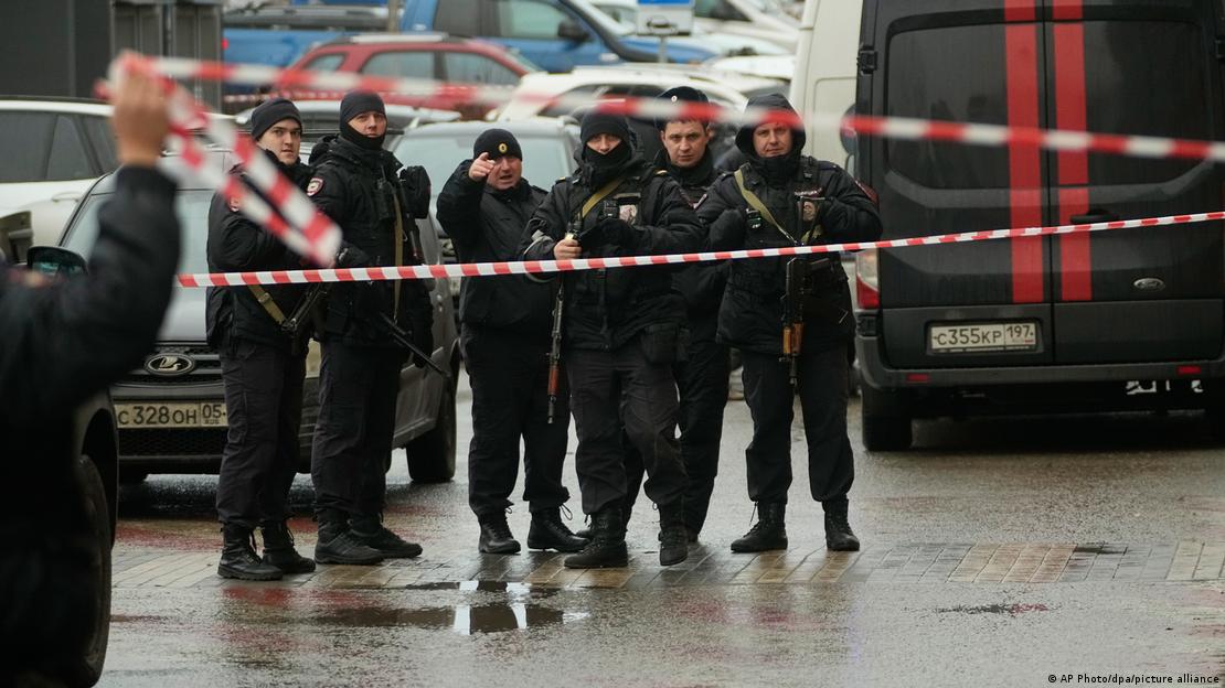 数名持枪男子在实地研究