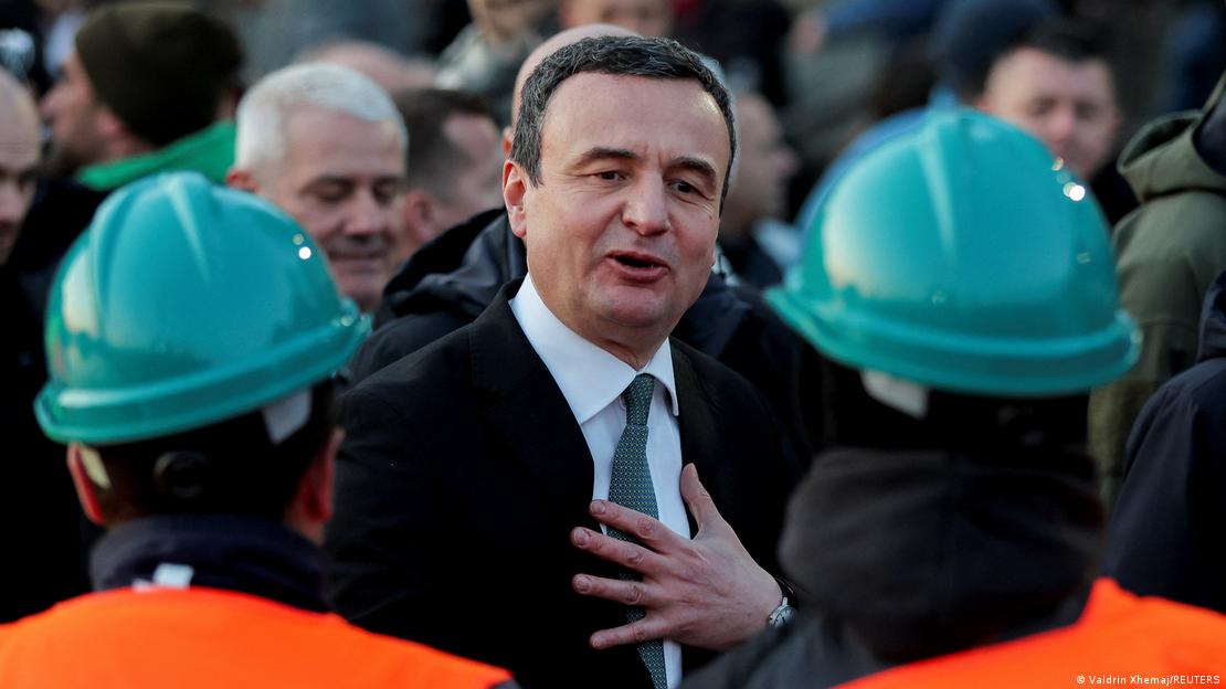 Albin Kurti mes disa minatorëve