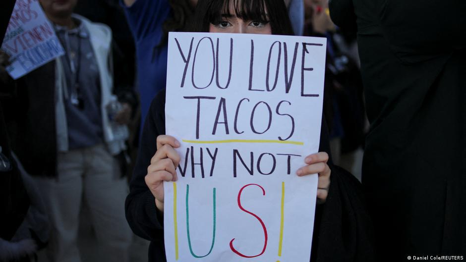 Chicago's ICE raids spark fear in immigrant neighborhoods – DW – 12