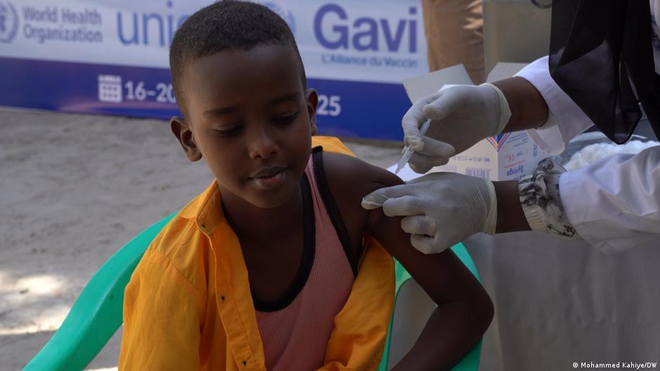 Somalia’s first school vaccination drive in decades – DW – 12