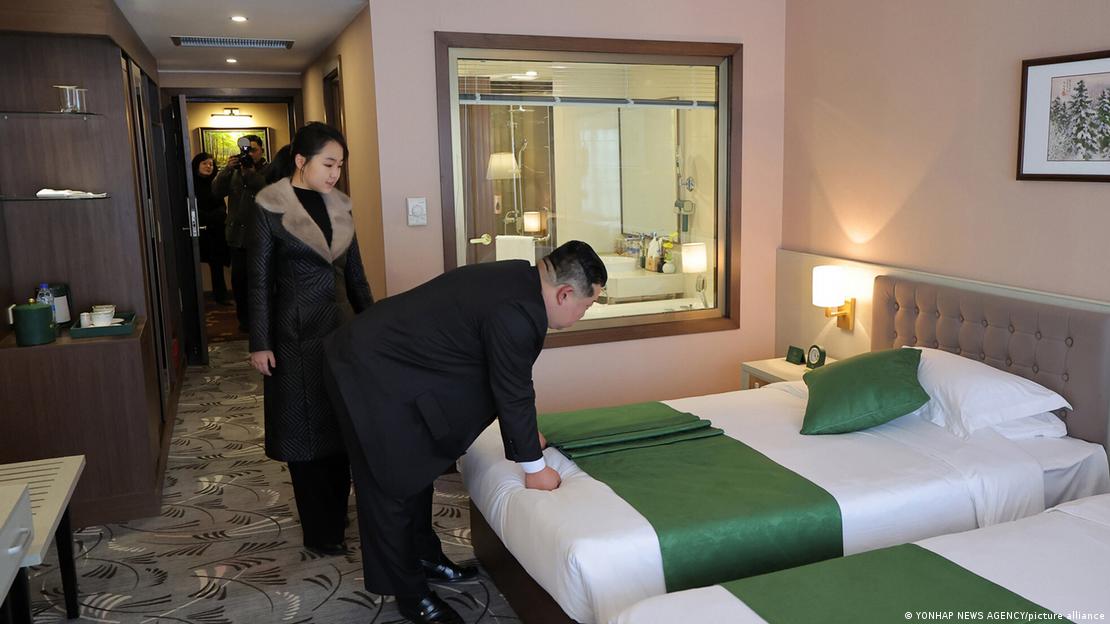 La agencia de propaganda del régiment norcoreano publicó imágenes de Kim Jong-un verificando la calidad de las camas del resort.