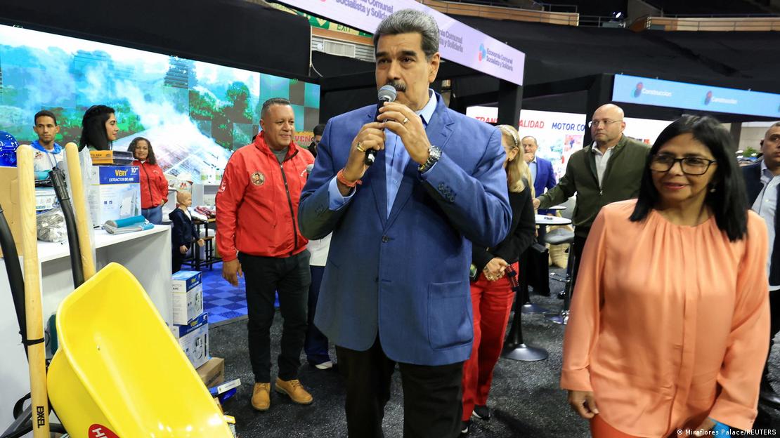 Nicolás Maduro y Delcy Rodríguez en una feria comercial en Caracas, el 22 de diciembre de 2025.