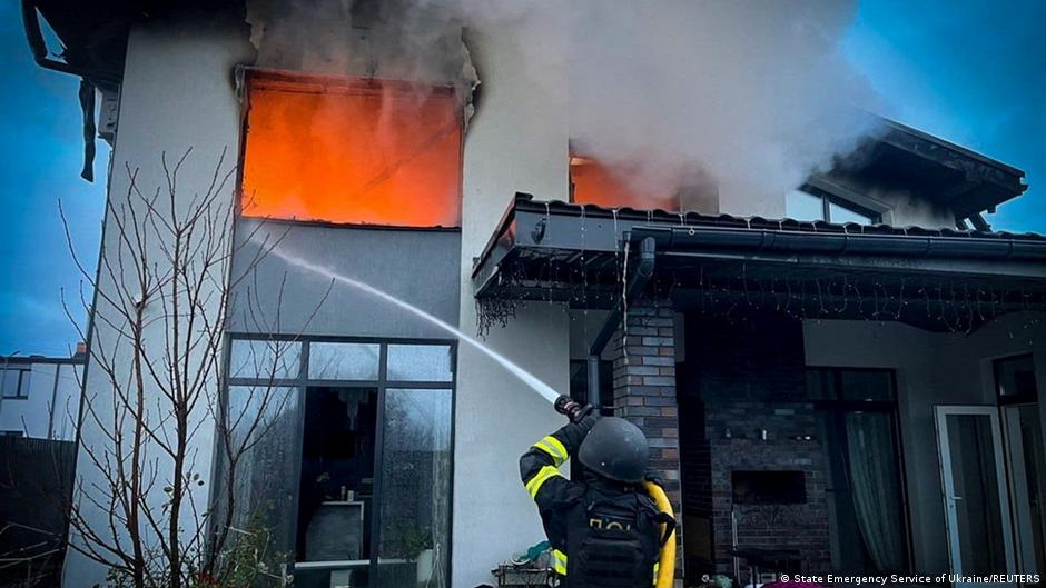 Зеленський про атаку РФ: Більше 650 дронів і 30 ракет – DW – 23.12.2025