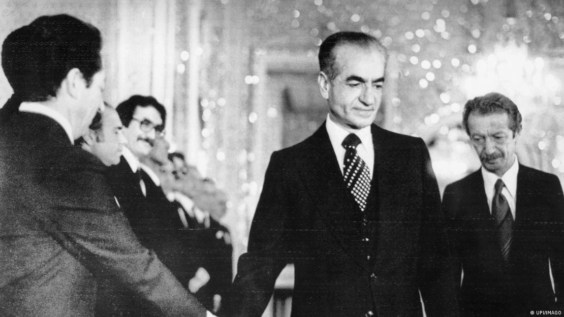 El sah Mohammad Reza Pahlavi antes de abandonar el país. El sah Mohammad Reza Pahlavi antes de abandonar el país.
