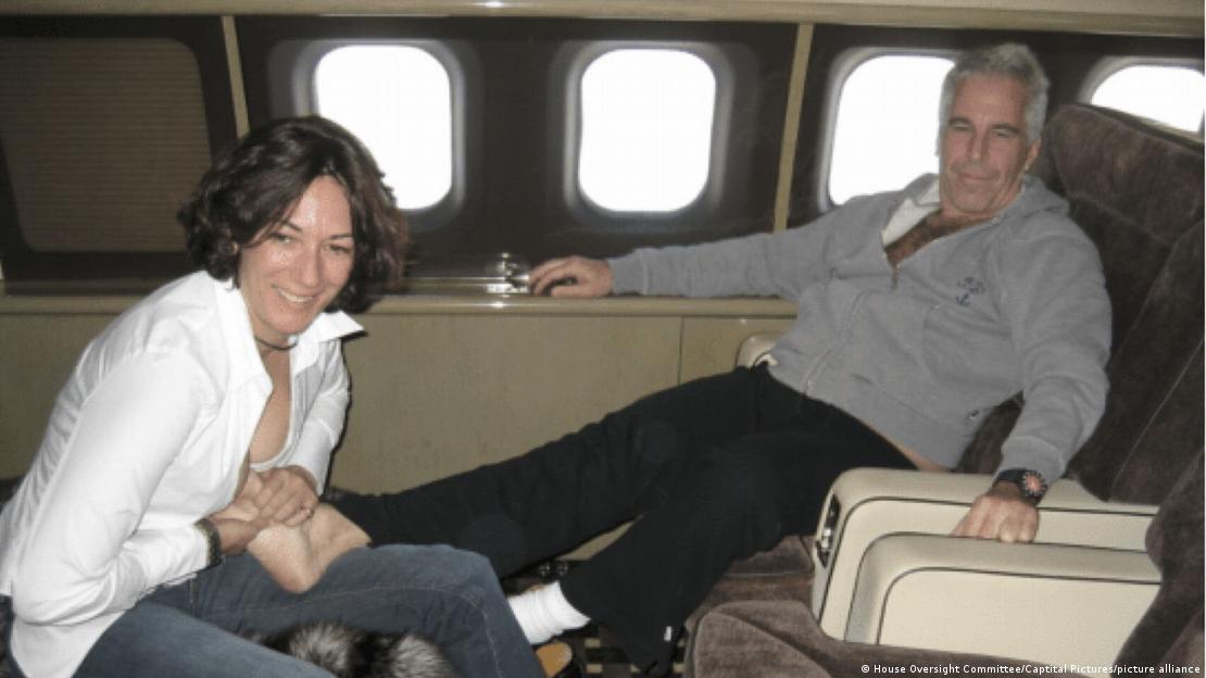 Jeffrey Epstein ve Ghislaine Maxwell uçakta görülüyor