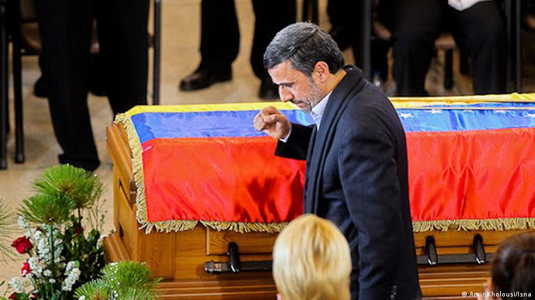 حضور احمدی نژاد بر تابوت چاوز