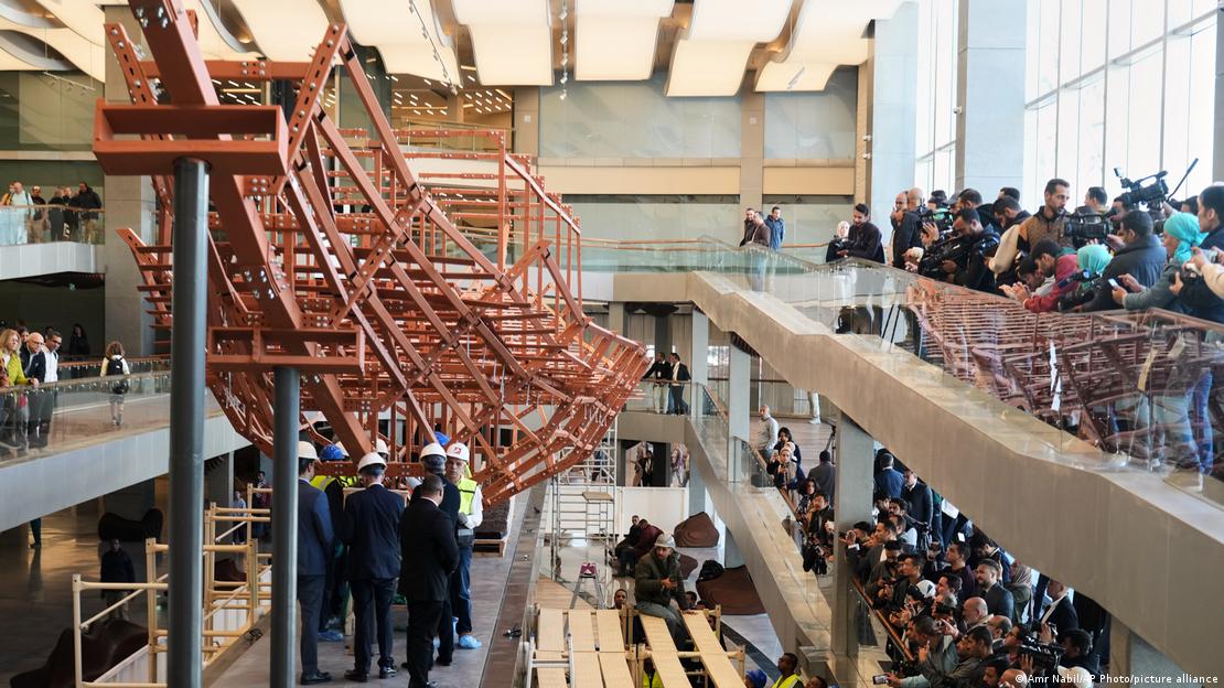 أعمال الترميم داخل المتحف المصري الكبير (23-12-2025)