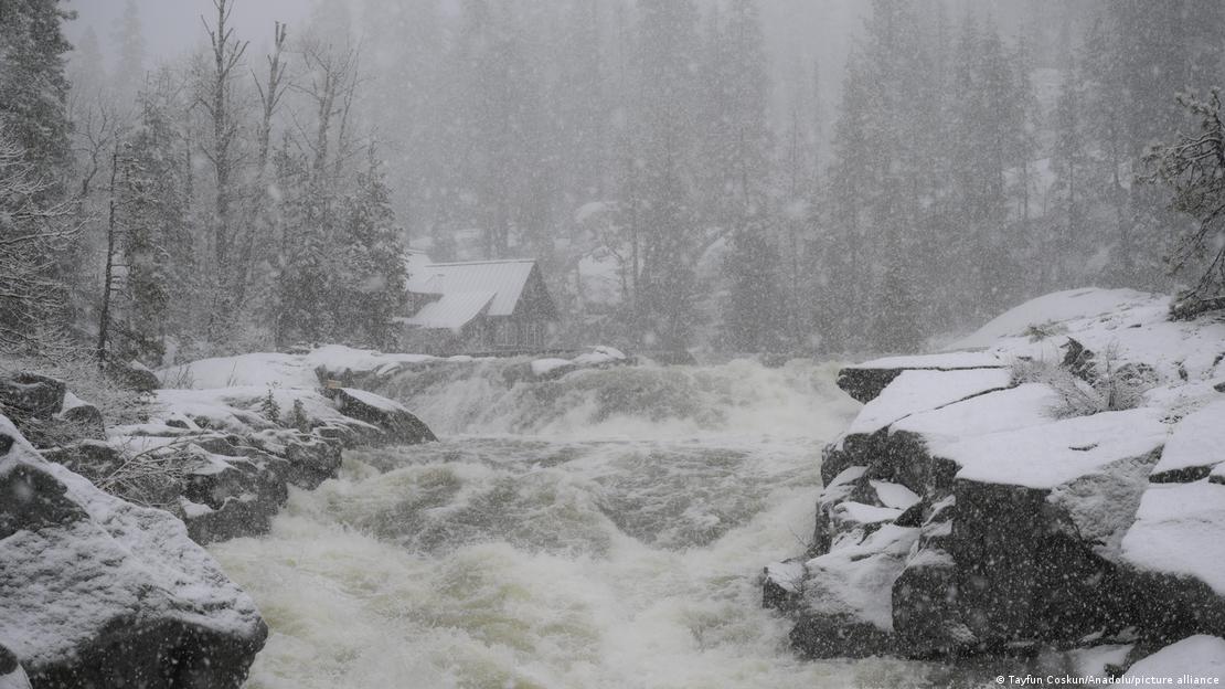 USA Big Bend 2025 | Starker Schneefall am South Hampshire River nahe Truckee USA Big Bend 2025 | Starker Schneefall am South Hampshire River nahe Truckee