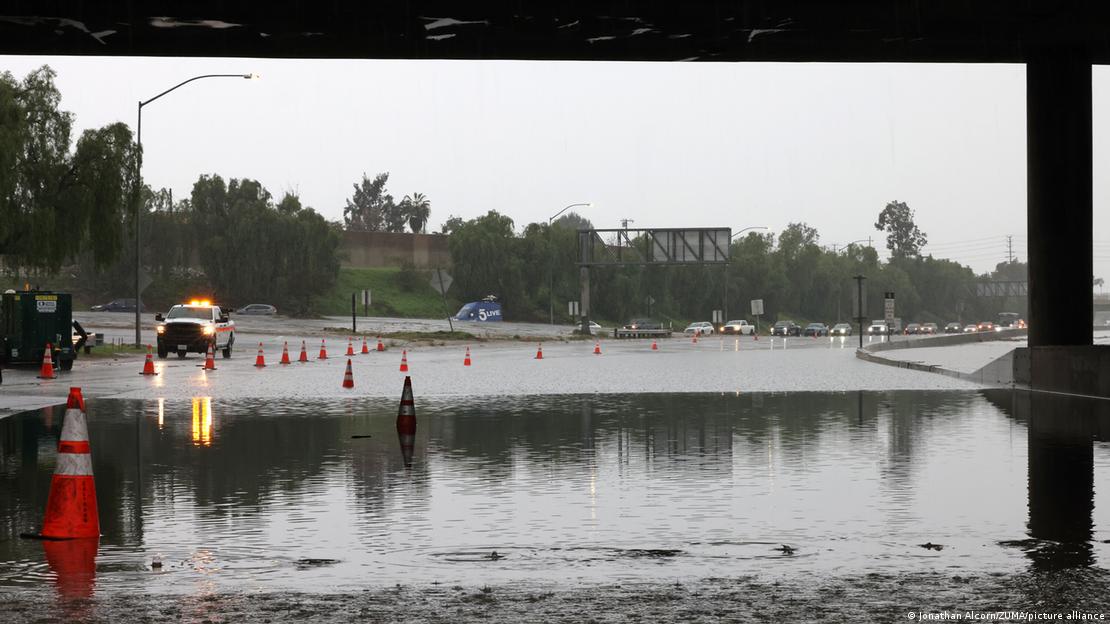 Una autopista en el sector del valle de San Fernando de Los Ángeles fue cerrada debido a las inundaciones. (24.12.2025)