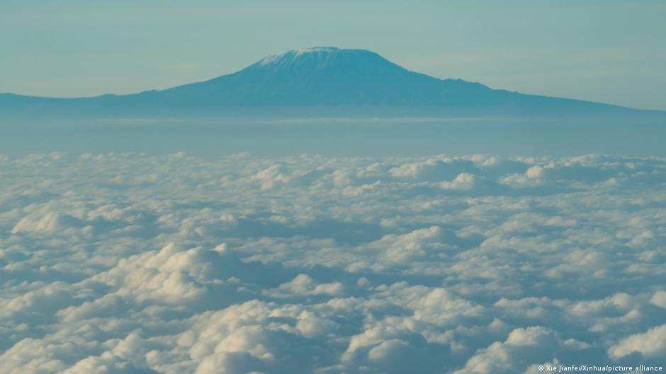 Tanzania: Five dead in helicopter crash on Mt. Kilimanjaro  DW  12/25/2025