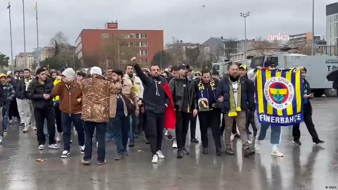 Sadettin Saran'ın Çağlayan'daki İstanbul Adliyesi'ne sevki nedeniyle bölgede olağanüstü önlemler alınırken bir grup taraftarın destek amaçlı adliye önüne geldiği görüldü. Fenerbahçe bayraklı taraflarlar yürürken