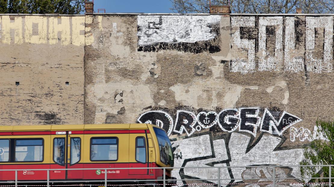 (مضافاتی ٹرین) اور برلن-فریڈرشس ہائن کی کیناسٹ اسٹریٹ کی ایک دیوار گرافٹی سے متاثر نظر آ رہی ہے (مضافاتی ٹرین) اور برلن-فریڈرشس ہائن کی کیناسٹ اسٹریٹ کی ایک دیوار گرافٹی سے متاثر نظر آ رہی ہے