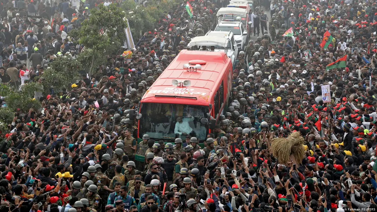 Huge crowds welcome return of exiled Bangladeshi leader – DW – 12