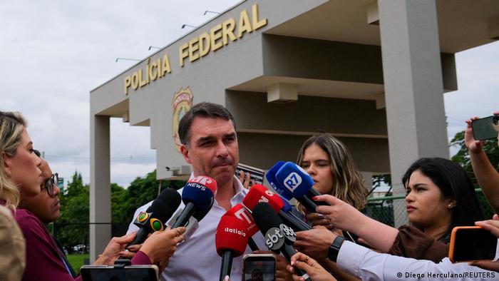 Com revelação de mensagens, Flávio Bolsonaro passou a dizer que conhece Vorcaro desde dezembro de 2024, mas que não falava de relação por "cláusula de confidencialidade"
