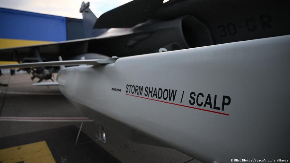 Kyiv hits Russian refinery with UK missiles – DW – 12/25/2025   www.dw.com