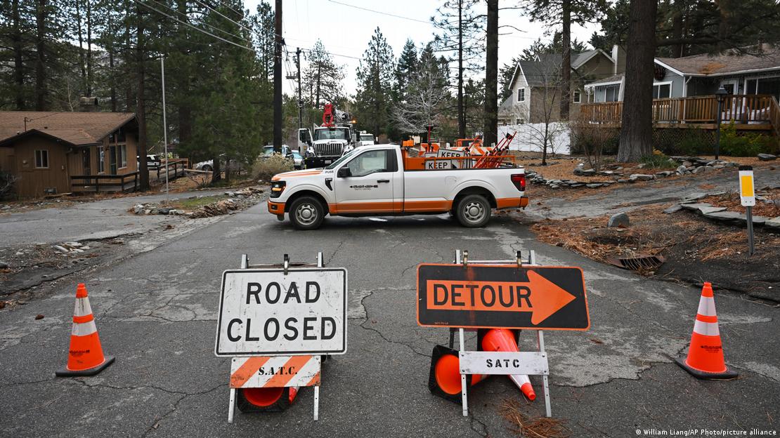 USA Wrightwood 2025 | Arbeiter stellen Stromversorgung nach Sturm wieder her USA Wrightwood 2025 | Arbeiter stellen Stromversorgung nach Sturm wieder her