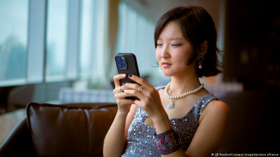 "¿Estás muerto?": la aplicación china que se volvió viral entre personas que viven solas