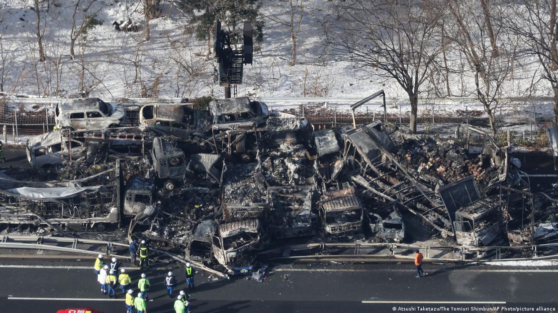 Las autoridades retirarn una pila de autos calcinados por un incendio que fue extinguido siete horas después de la colisión. (27.12.2025)