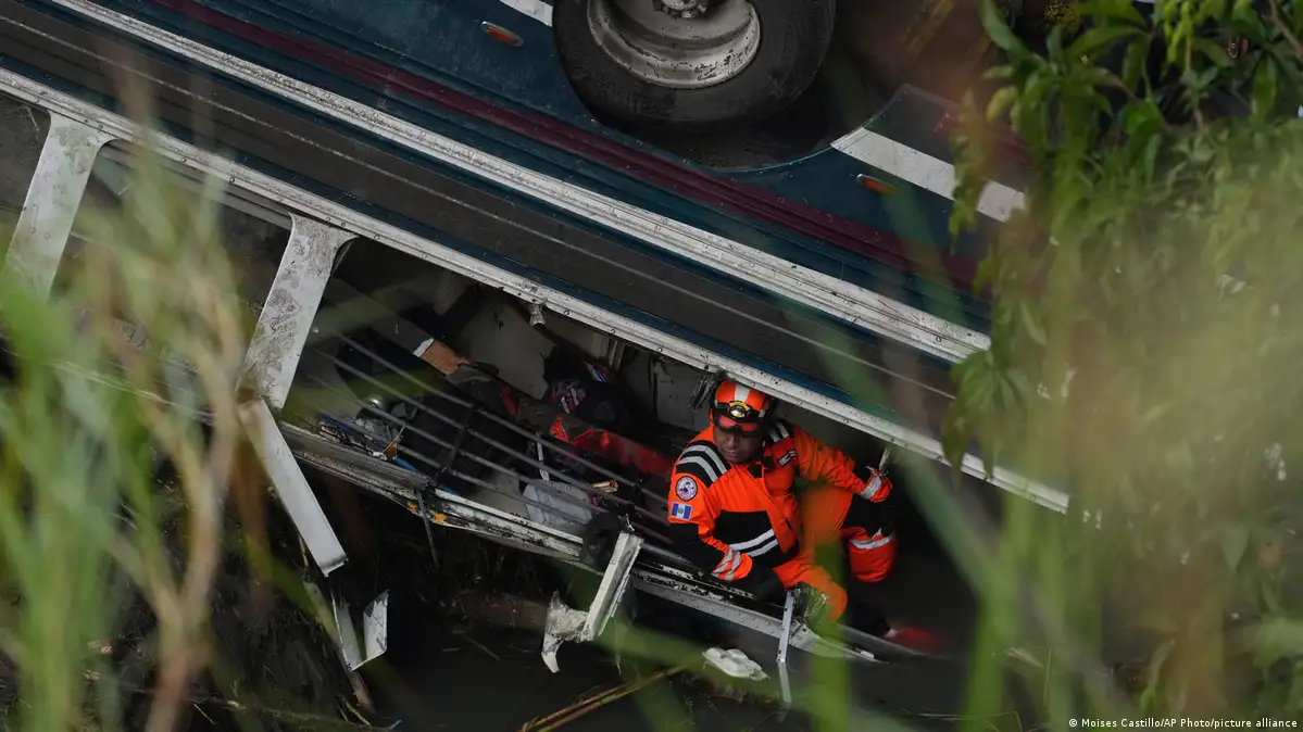 邦楽 DUGOUT ACCIDENT Guatemala: At least 15 killed after bus plunges into ravine – DW