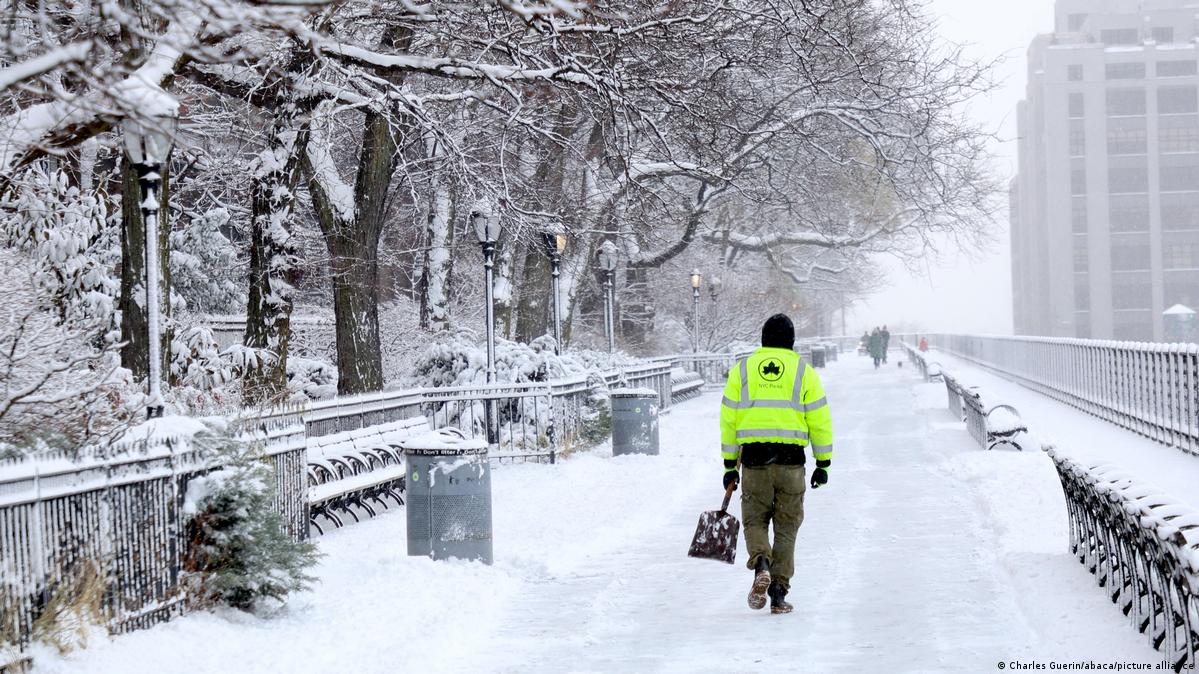 Snow storm blankets New York City, disrupting holiday travel