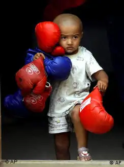新疆一个维吾尔孩子，他的父亲是拳击运动员