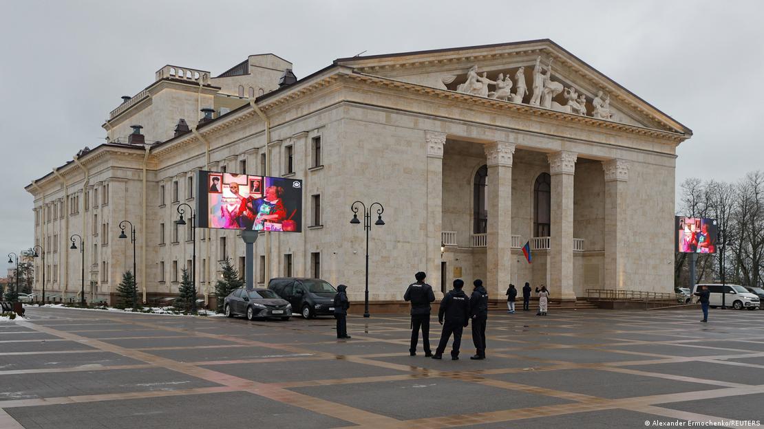 Здание драмтеатра в Мариуполе в условиях российской оккупации в декабре 2025 года