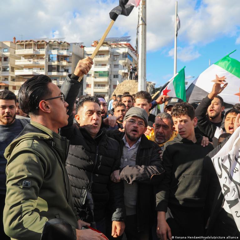 سوريا: حظر تجول في اللاذقية واعتقالات عقب أحداث عنف طائفية