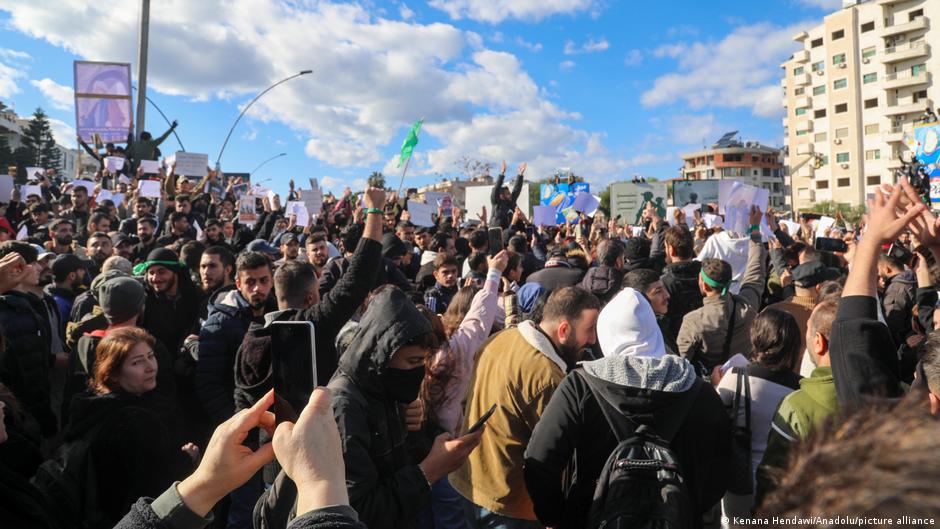 Syria imposes curfew in port city after sectarian violence – DW – 12