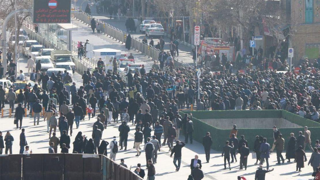 تہران میں مظاہرین احتجاج کر رہے ہیں۔ تہران میں مظاہرین احتجاج کر رہے ہیں۔