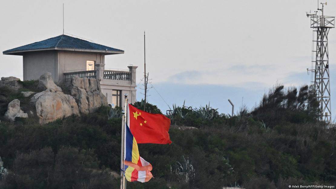 La bandera china ondea en un mástil en la isla de Pingtan, cerca de Taiwán. (29.12.2025)