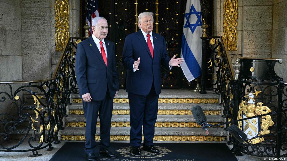 Американскиот претседател Доналд Трамп (десно) гестикулира додека зборува пред новинарите. До него е израелскиот премиер Банјамин Нетанјаху,