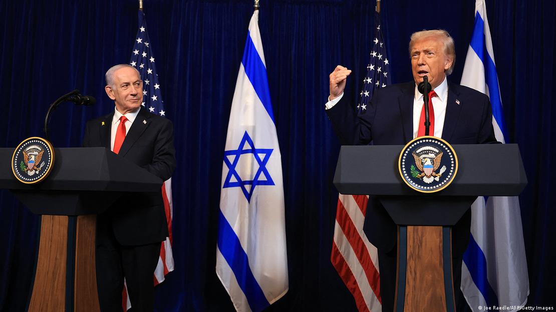 İsrail Başbakanı Netanyahu ile ABD Başkanı Donald Trump ABD ve İsrail bayrakları önünde basına açıklama yaparken.