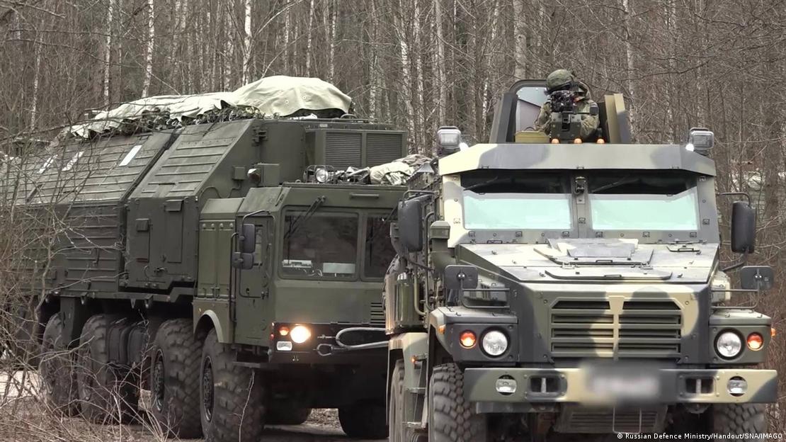 Caminhões militares em área de floresta Caminhões militares em área de floresta