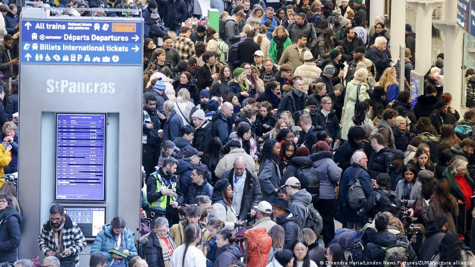 Travel chaos as power outage disrupts Eurostar service – DW – 12
