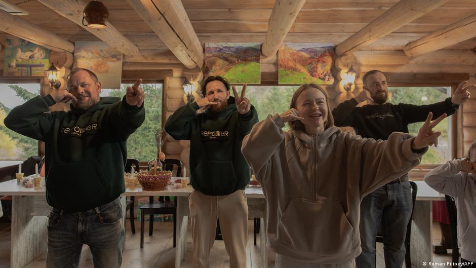 Ukraine war medics struggle to maintain mental stability – DW – 01