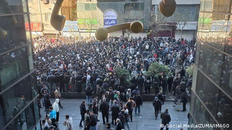 Mindestens sechs Menschen starben bei Protesten im Iran.