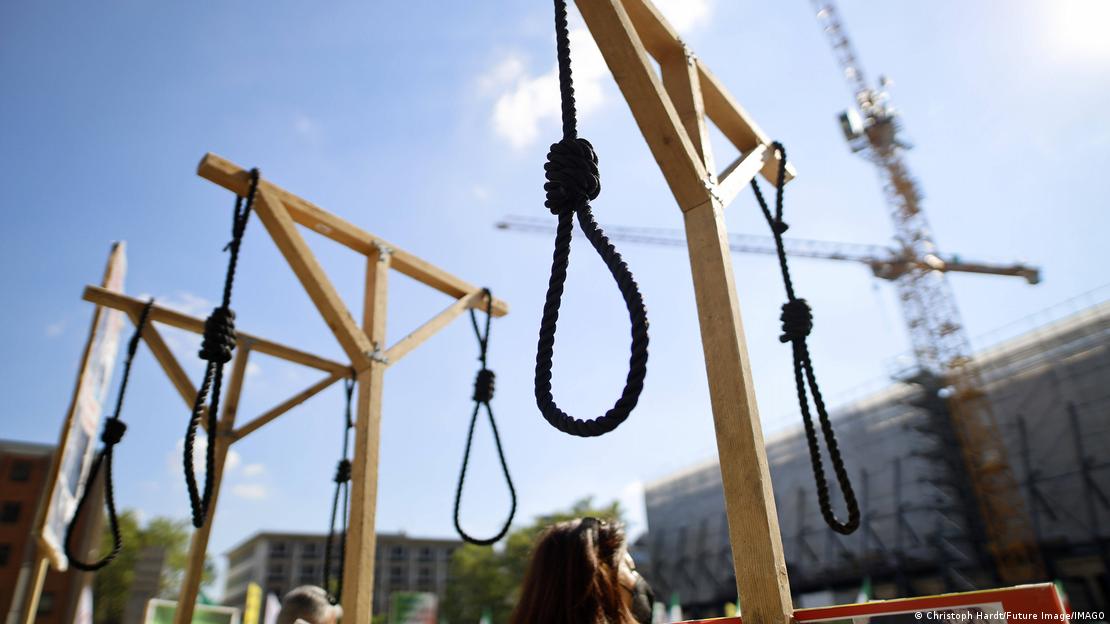 Köln'deki İran İslam Cumhuriyeti karşıtı bir protestodaki altı darağacı 