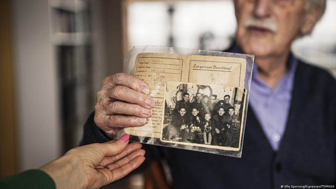 Leon Weintraub muestra una foto en blanco y negro durante una entrevista en Suecia, en 2023. 