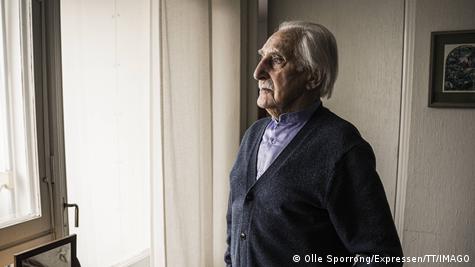 Леон Вајнтраум, преживеан од Холокаустот гледа низ прозороцето на својот дом