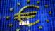 Projeção do símbolo do euro sobre a bandeira da UE na fachada do BCE
