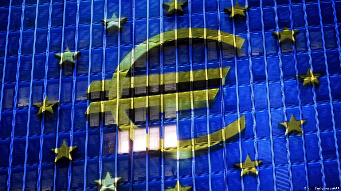 Projeção do símbolo do euro sobre a bandeira da UE na fachada do BCE