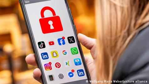 Дете држи во рака телефон чиј екран е блокиран за социјалните мрежи