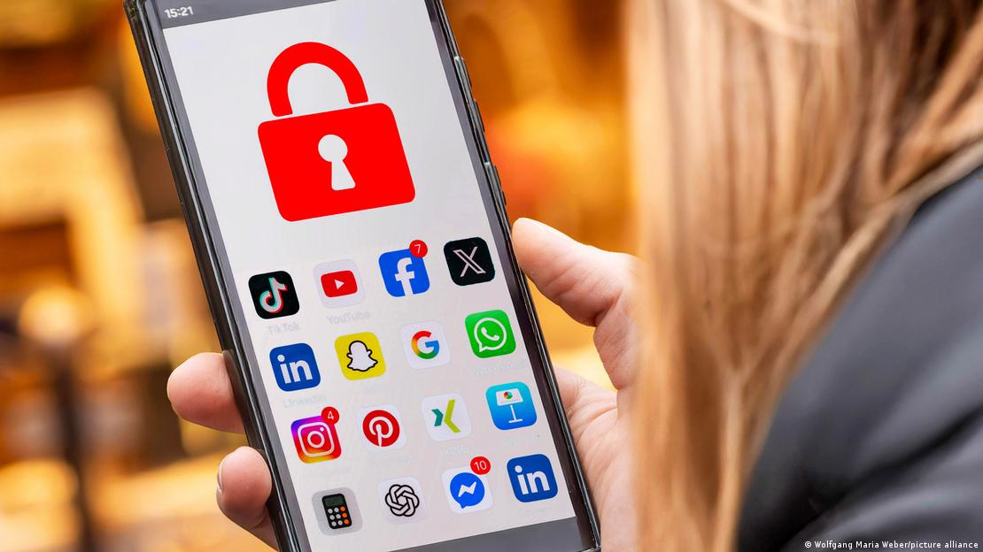 Imagem simbólica de celular bloqueado com aplicativos de tecnologia