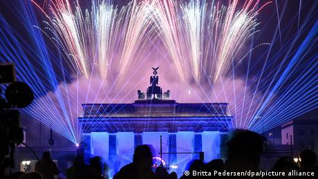 Die Welt begrüßt das neue Jahr 2026 – so wie hier am Brandenburger Tor in Berlin.