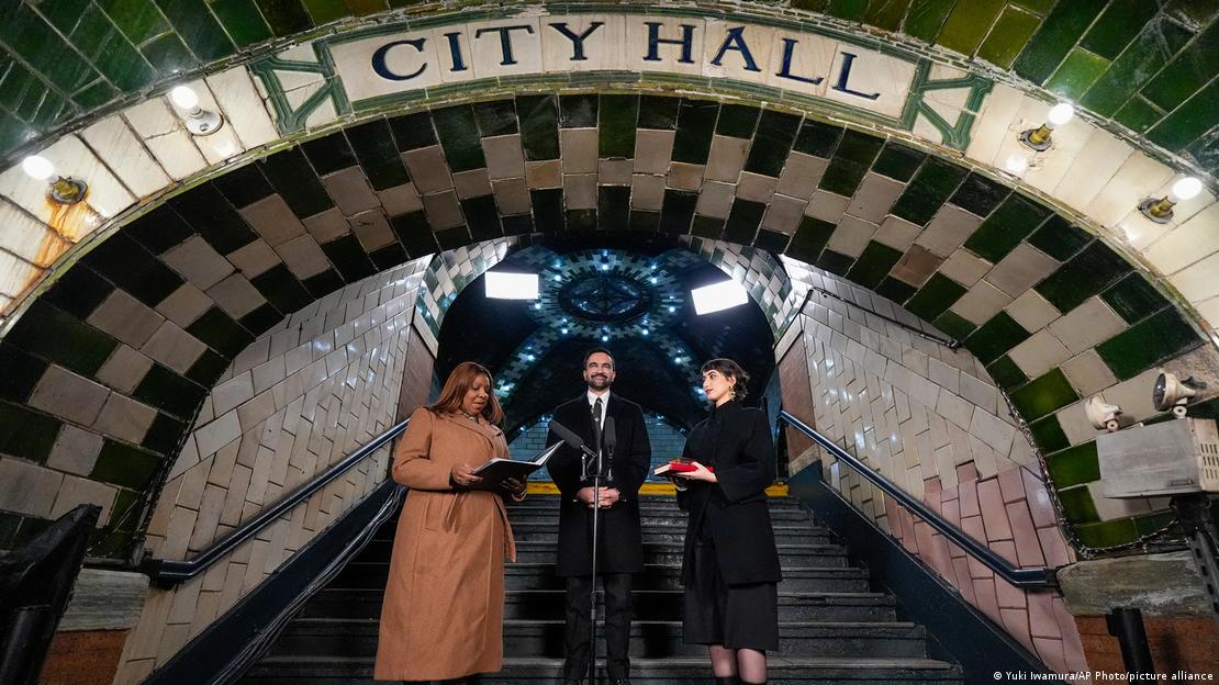 Нюйоркският кмет Зохран Мамдани при встъпването си в длъжност на 1 януари 2026 г. Нюйоркският кмет Зохран Мамдани при встъпването си в длъжност на 1 януари 2026 г.