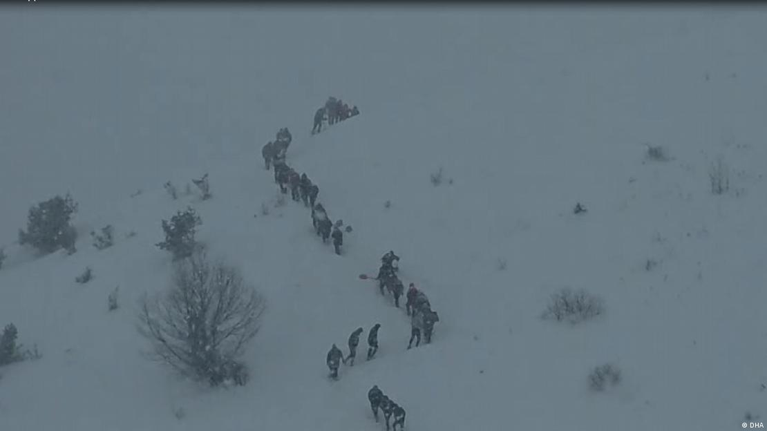 Artvin'deki Aksu Yaylası'nda karla kaplı zemin üzerinde ilerleyen arama kurtarma ekibinin havadan çekilmiş bir görüntüsü