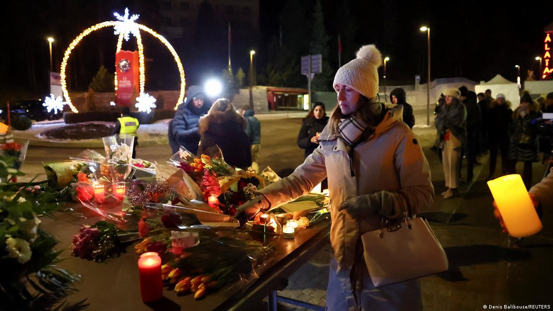 Njerëzit vendosin lule