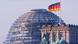 Deutschland Berlin 2002 | Quadriga auf dem Brandenburger Tor vor der Kuppel des Reichstagsgebäudes mit deutscher Fahne Deutschland Berlin 2002 | Quadriga auf dem Brandenburger Tor vor der Kuppel des Reichstagsgebäudes mit deutscher Fahne