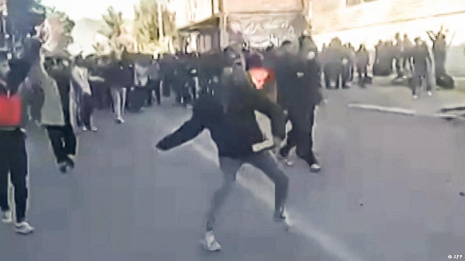 Iran protests: Trump and Tehran officials exchange threats